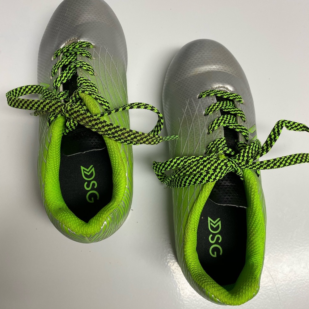 Soccer shoes